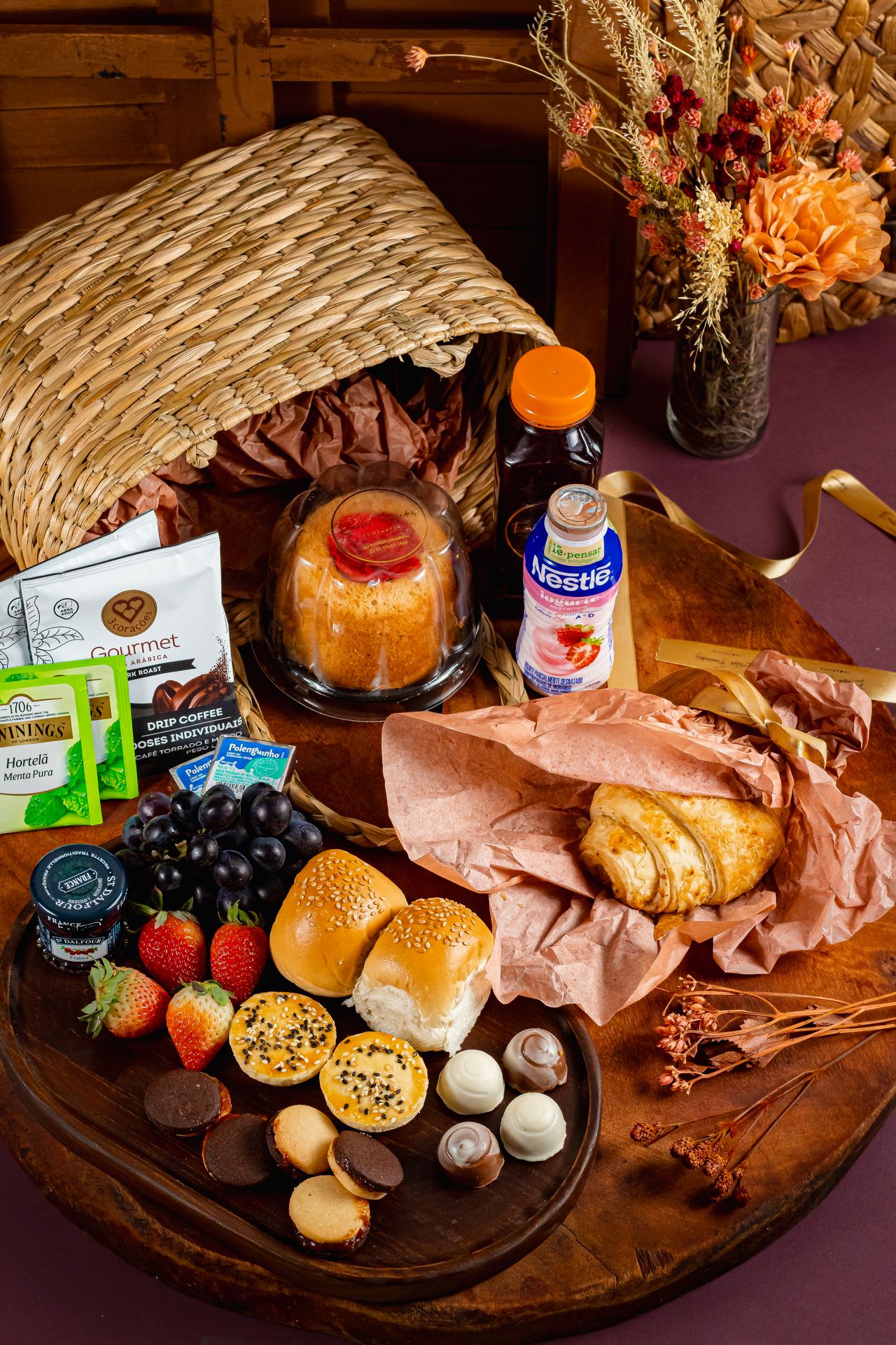 Coffee break com pães, quiches e frutas frescas